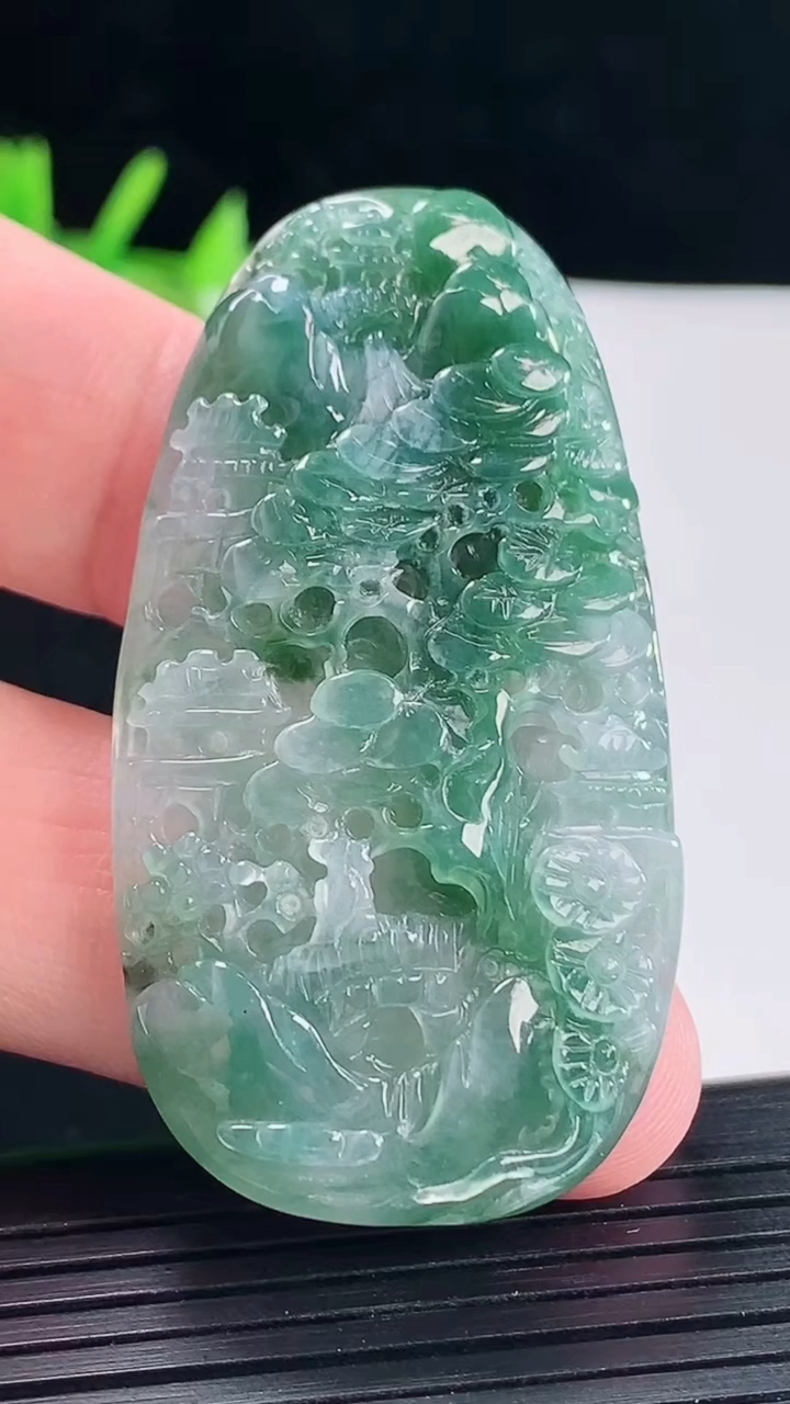 天然A货翡翠牌吊坠，尺寸53.5-28-7重量:19.43g
5月9日