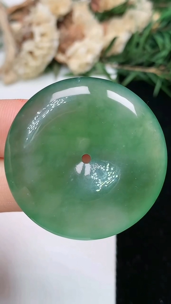 天然A货翡翠平安扣吊坠，尺寸33.6-6.2，重量:13.86g
5月9日