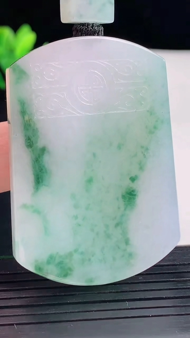 天然A货翡翠飘花仿古无事牌吊坠，尺寸51-36-5.2重量:34.27g
5月9日