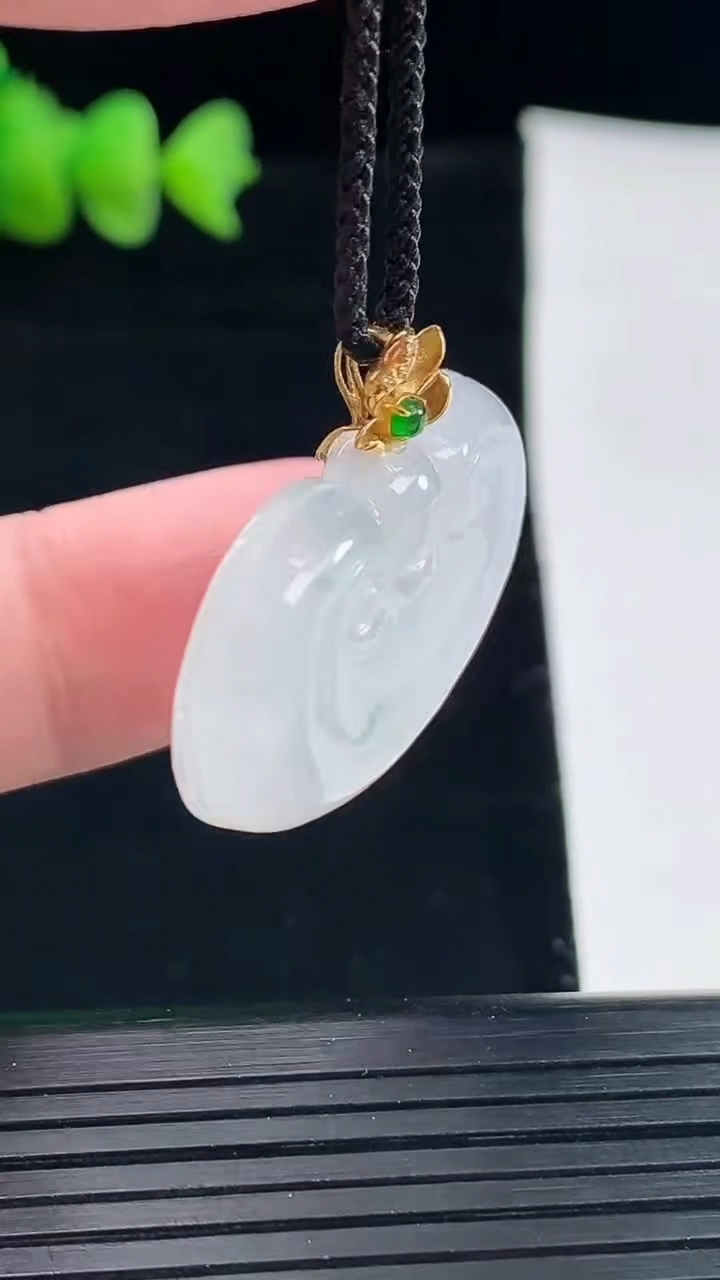 天然A货翡翠种飘花如意头吊坠，尺寸19.5-32-6.5重量:8.87g
5月9日