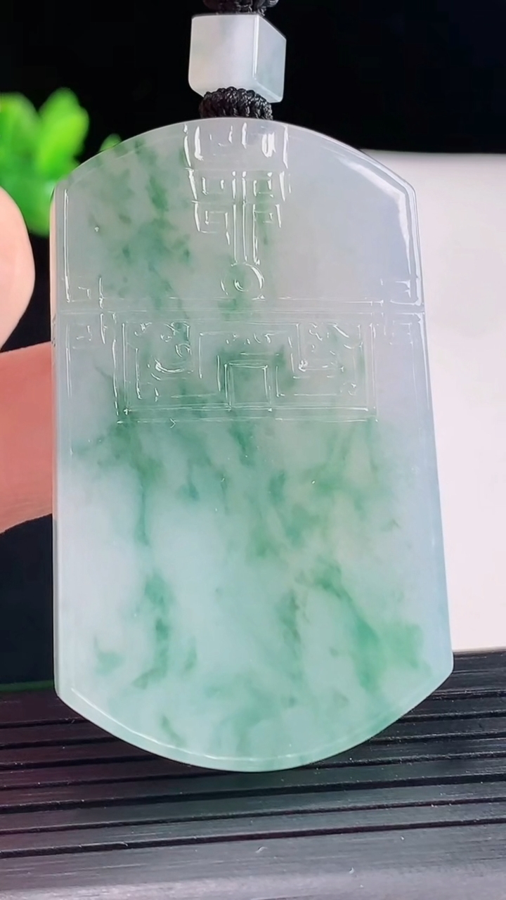 天然A货翡翠种飘花仿古无事牌吊坠，尺寸54.5-33-5.8重量:36.34g
5月9日