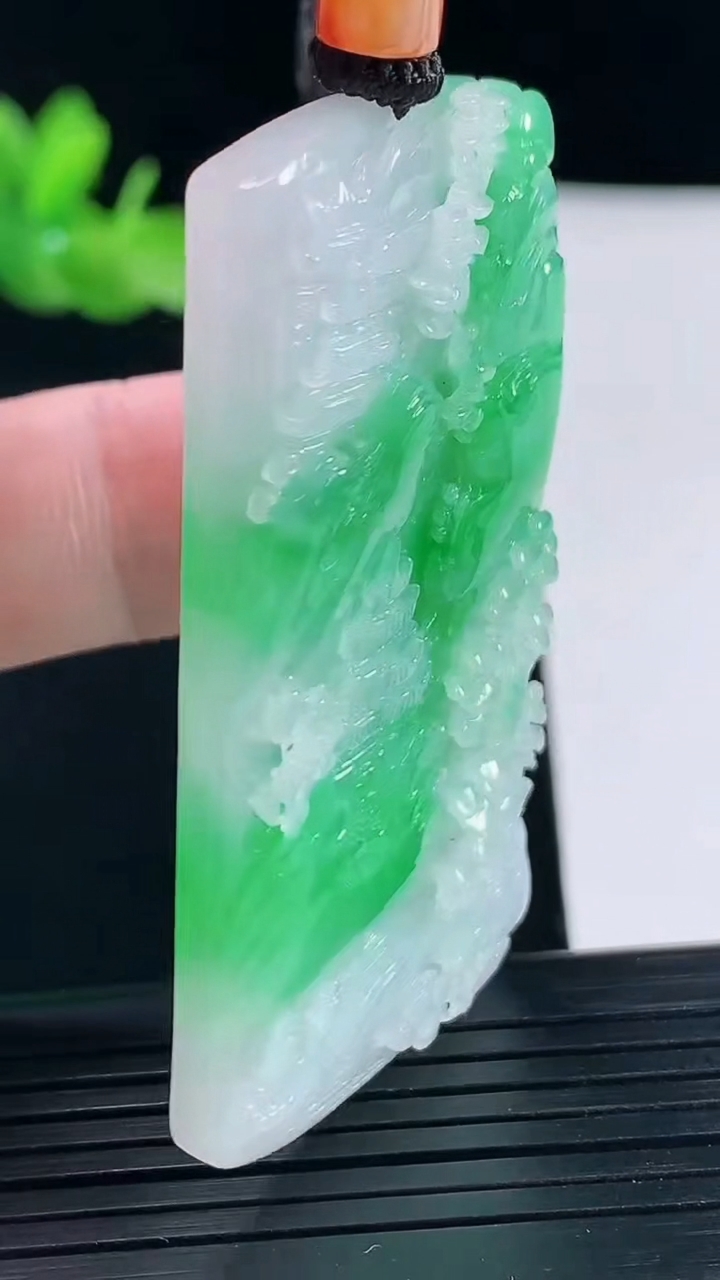 天然A货翡翠山水绿吊坠，尺寸54-32-7重量:29.81g
5月9日