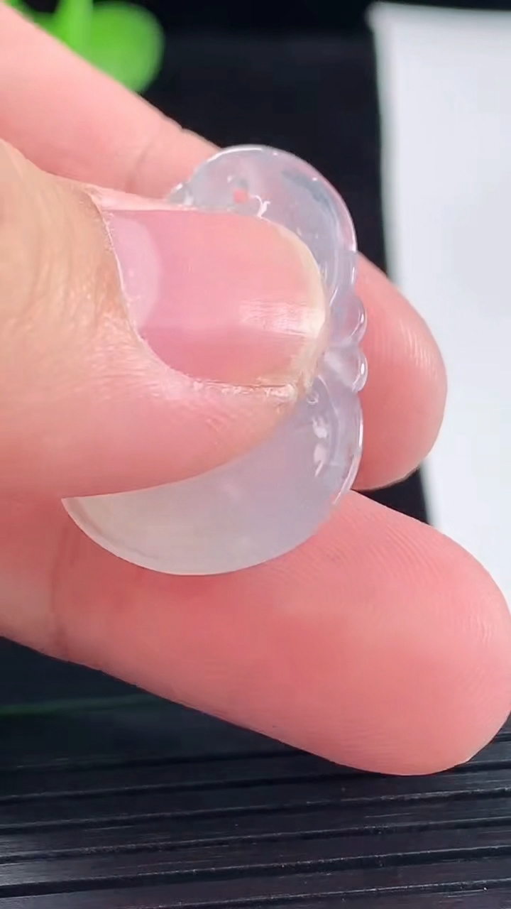天然A货翡翠葫芦吊坠，尺寸29.5-19-6重量:5.00g
5月9日