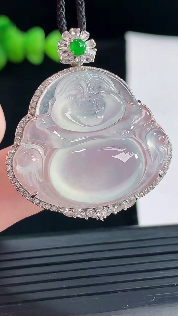 天然A货翡翠种白冰佛公吊坠，尺寸37-32.8-11重量:10.46g
5月9日