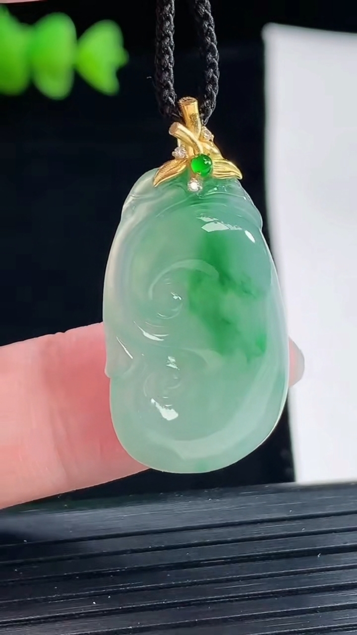 天然A货翡翠如意吊坠，尺寸28-18-5重量:5.14g
5月9日