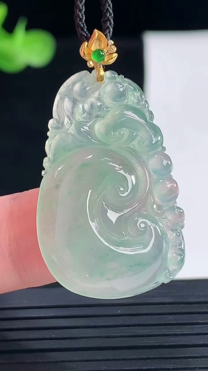 天然A货翡翠如意吊坠，尺寸32-21.6-5.5重量:6.16g
5月9日