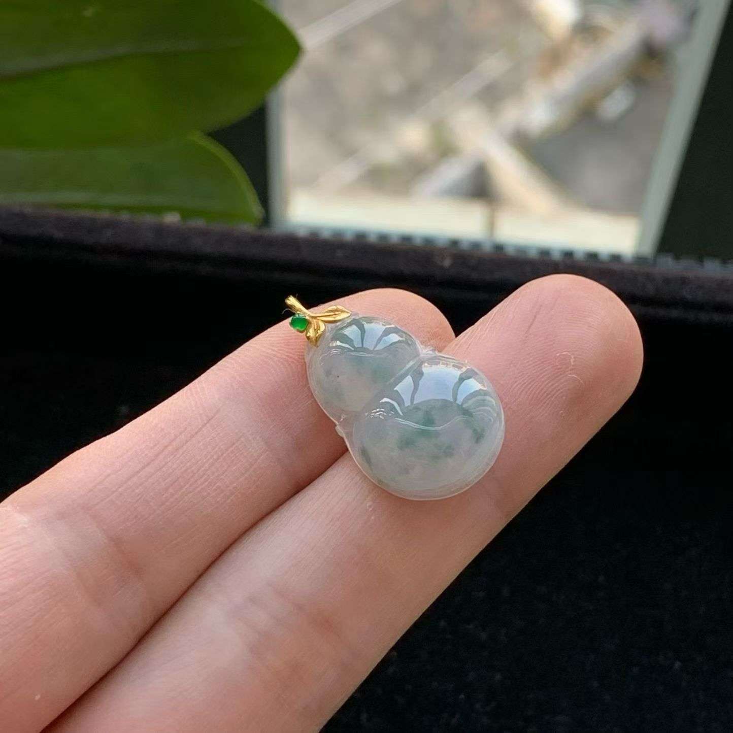 A货天然翡翠冰糯种18k飘花紫罗兰葫芦吊坠重量3.68g
5月9日