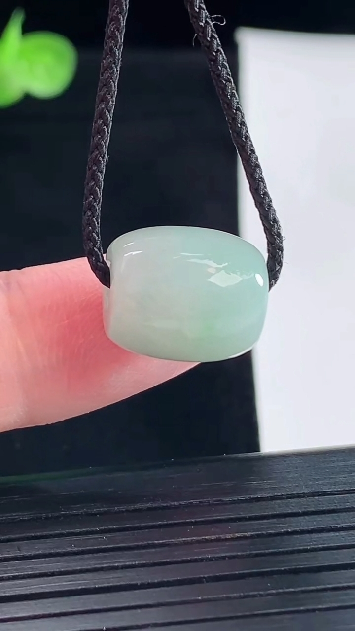 天然A货翡翠路路通吊坠，尺寸14-12.5重量:4.37g
5月9日