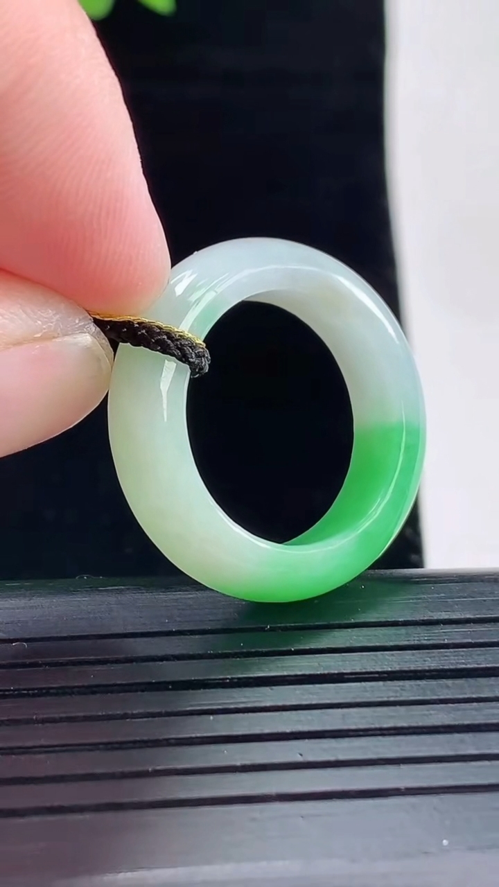 天然A货翡翠玉指环 戒指，尺寸18.5-6-4重量:4.82g2026年5月9日
工厂直销收藏佳品,种好水足，色泽均匀，有种有色，上手高大气！