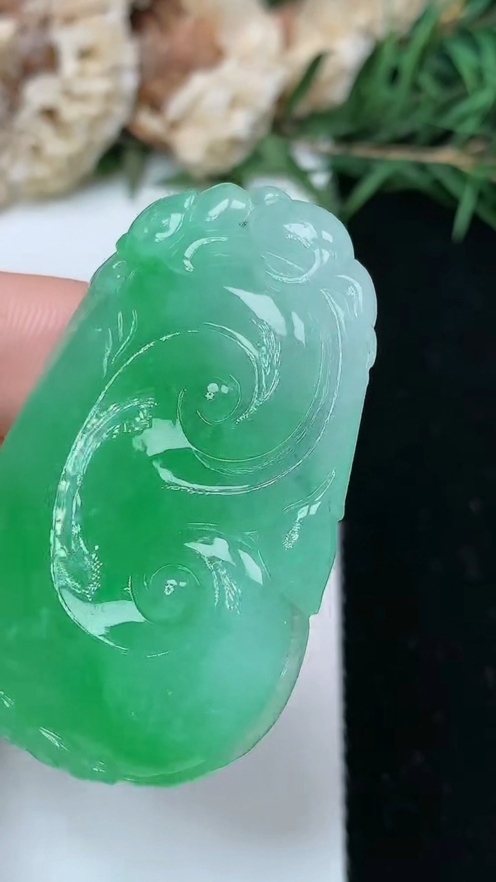 天然A货翡翠如意吊坠，尺寸44.6-28.2-6.5，重量:16.10g
5月9日
