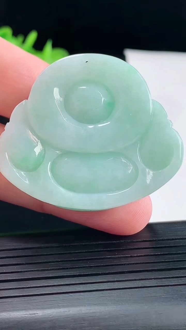 天然A货翡翠佛公吊坠，尺寸38-45-9.6重量:30.31g
5月9日