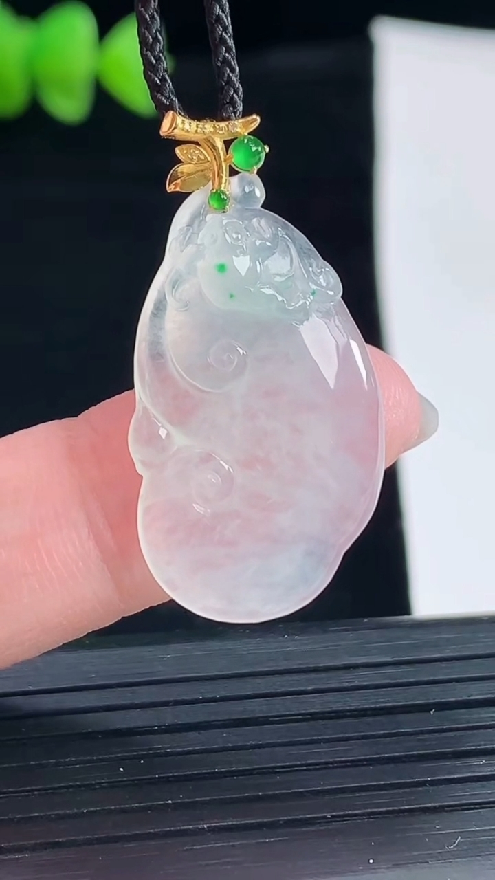 天然A货翡翠如意吊坠，尺寸26.6-17-4.5重量:3.47g
5月9日