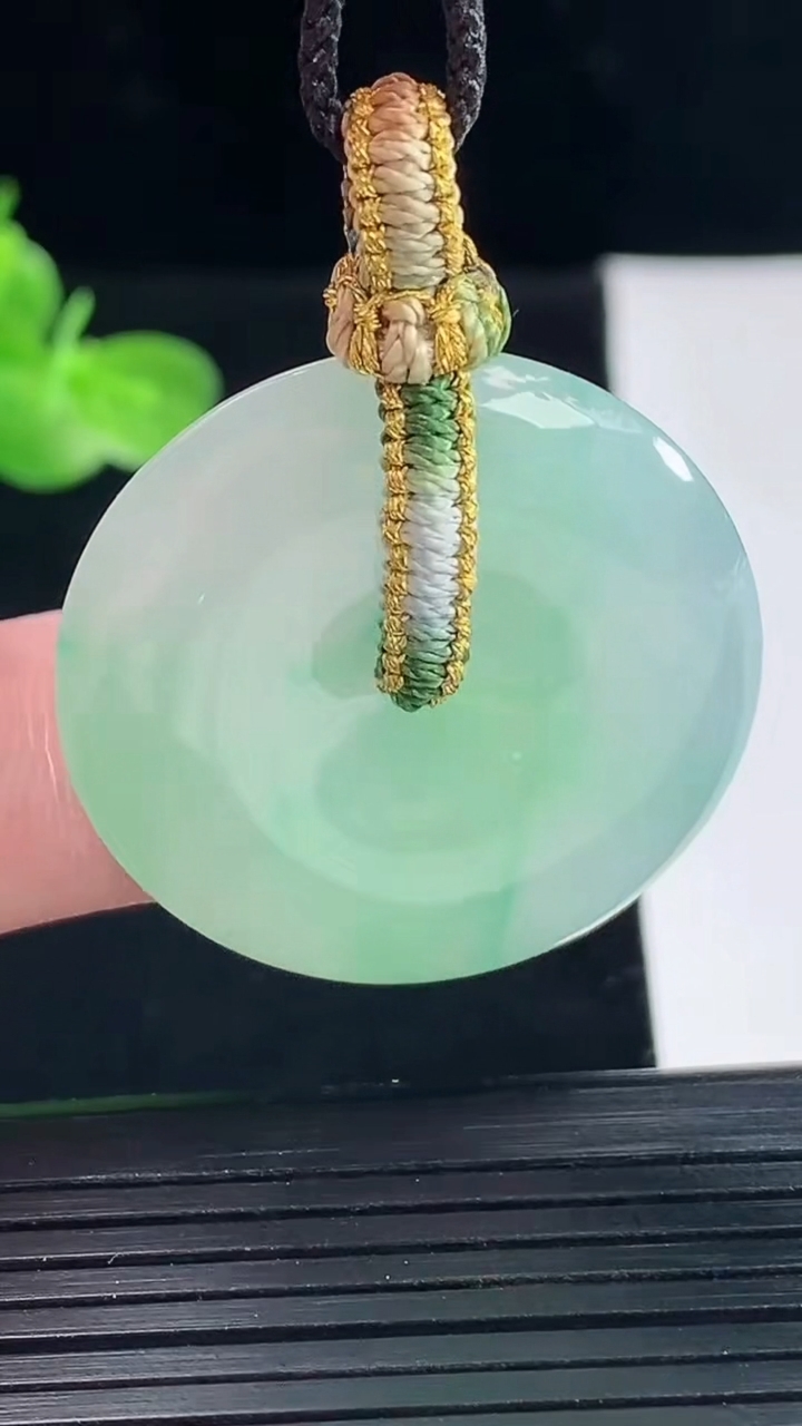 天然A货翡翠平安扣吊坠，尺寸32-6重量:13.10g
5月9日