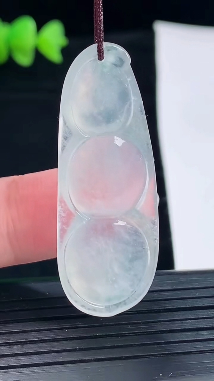 天然A货翡翠福豆吊坠，尺寸43.6-16.5-5.6重量:7.64g
5月9日