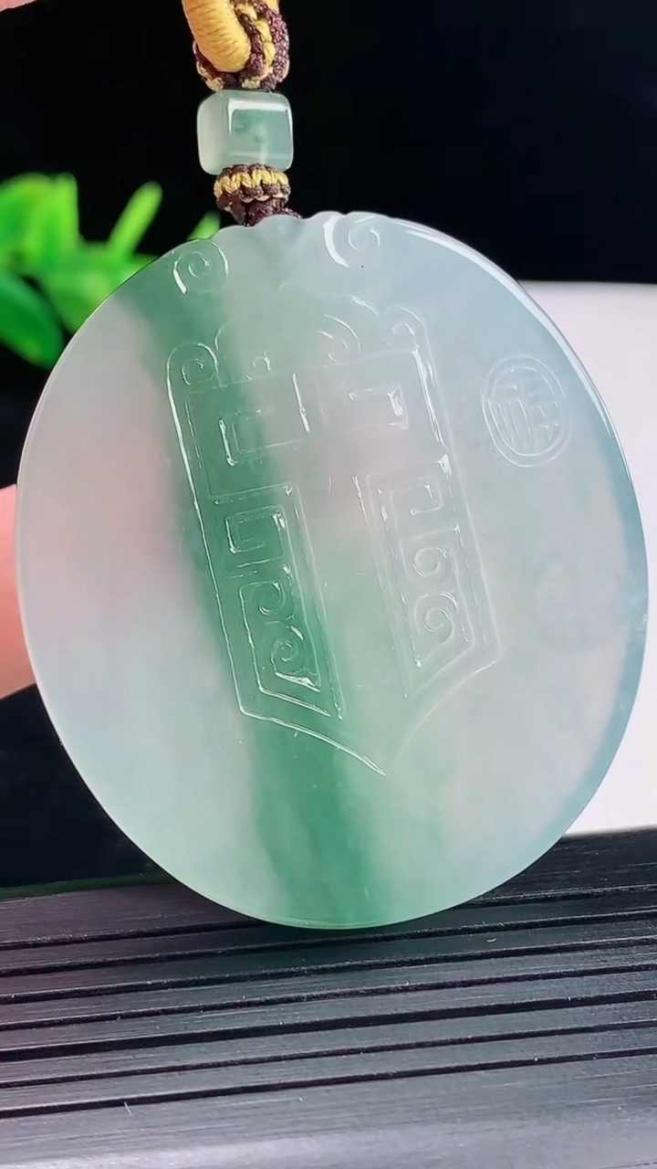 天然A货翡翠种飘花仿古无事牌吊坠，尺寸51.5-45.5-5.8重量:37.18g
5月9日