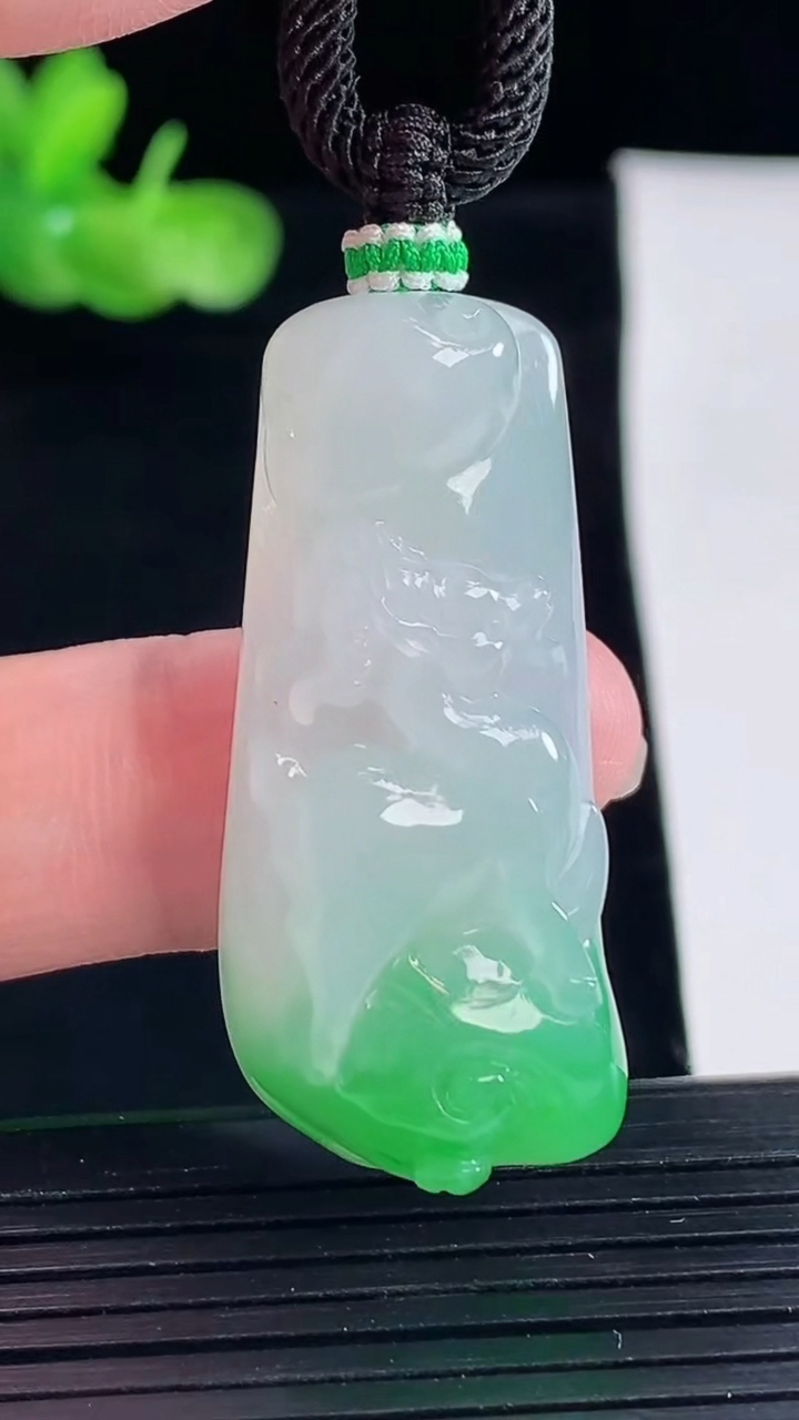 天然A货翡翠生肖羊吊坠，尺寸40.5-18-9重量:15.84g
5月9日