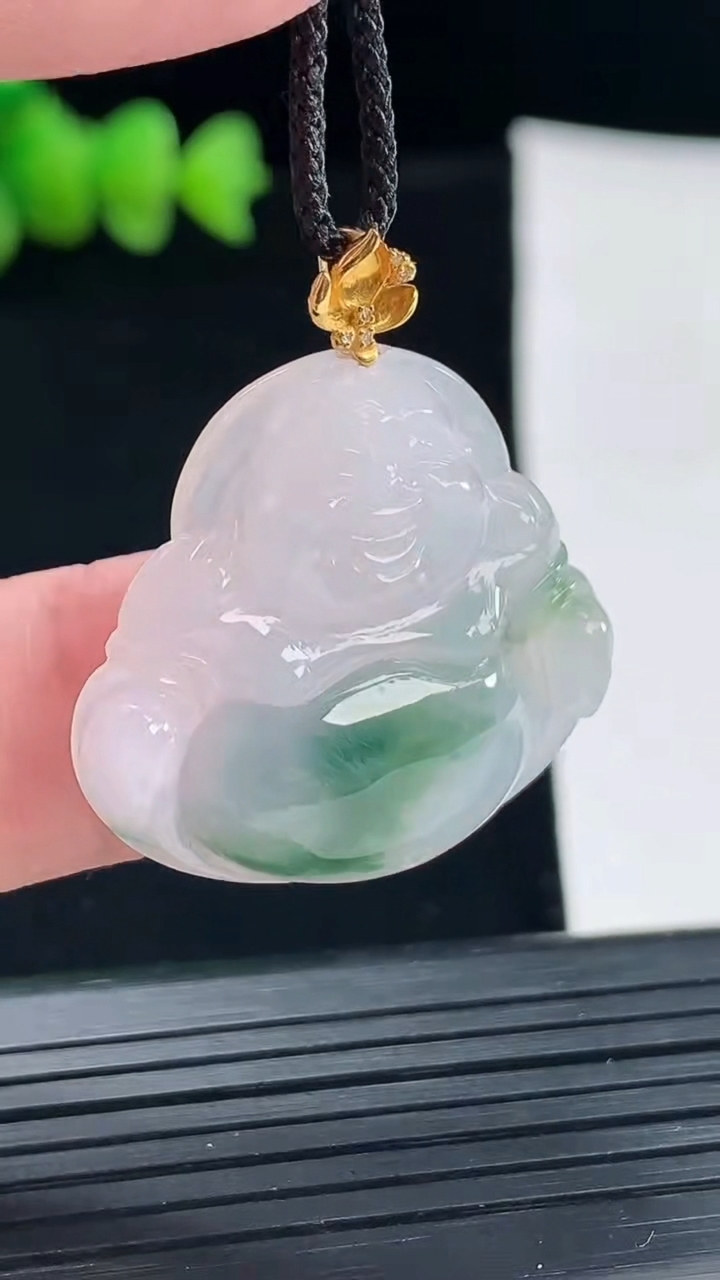 天然A货翡翠18k金飘花佛公吊坠，尺寸26.5-29-6重量:6.99g
5月9日