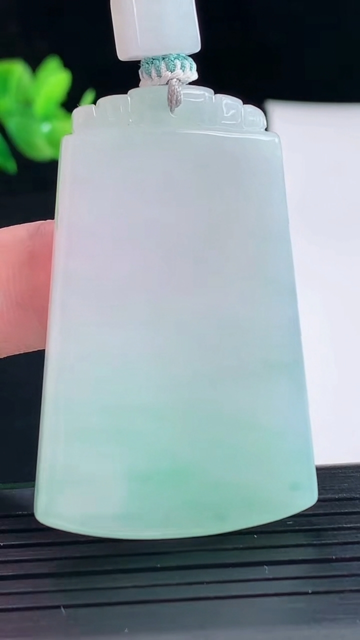 天然A货翡翠无事牌吊坠，尺寸50-33-5重量:25.18g
5月9日