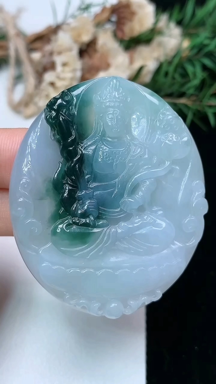 天然A货翡翠飘花虚空藏观音菩萨吊坠，尺寸50.8-42.4-7.3，重量:31.34g
5月9日