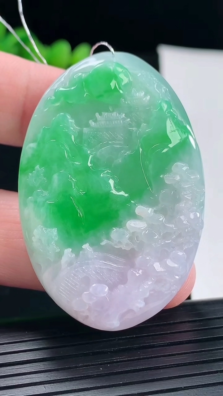 天然A货翡翠山水牌吊坠，尺寸52-35-9.2重量:35.21g
5月9日
