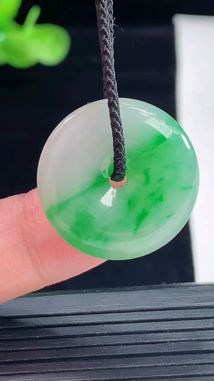 天然A货翡翠平安扣吊坠，尺寸23-5重量:5.65g
5月9日