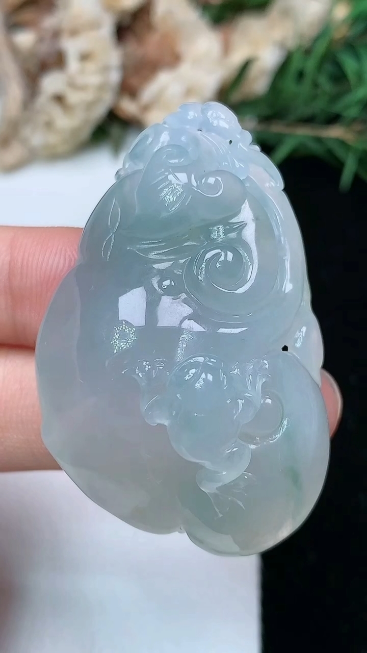 天然A货翡翠如意吊坠，尺寸45.2-28.5-13.9，重量:21.60g
5月9日