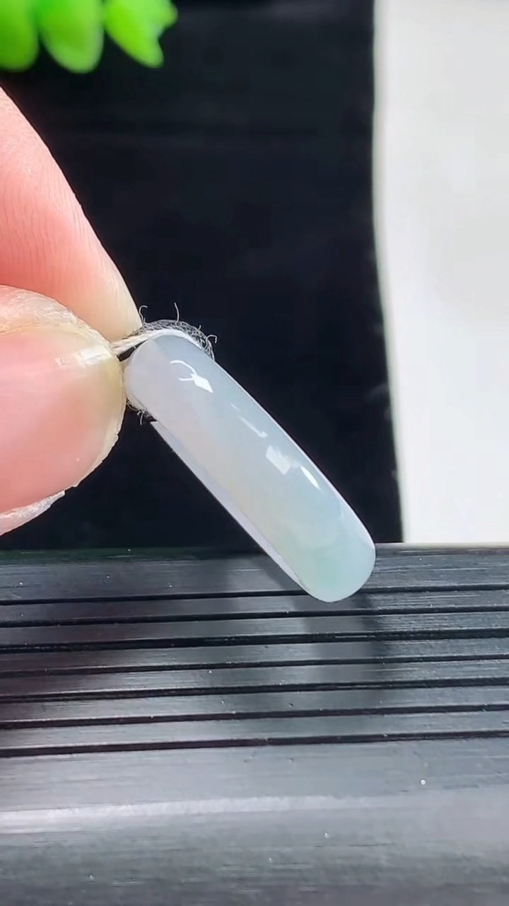 天然A货翡翠紫罗兰玉指环 戒指，尺寸16.6-6-3.8重量:4.18g2026年5月9日
工厂直销收藏佳品,种好水足，色泽均匀，有种有色，上手高大气！