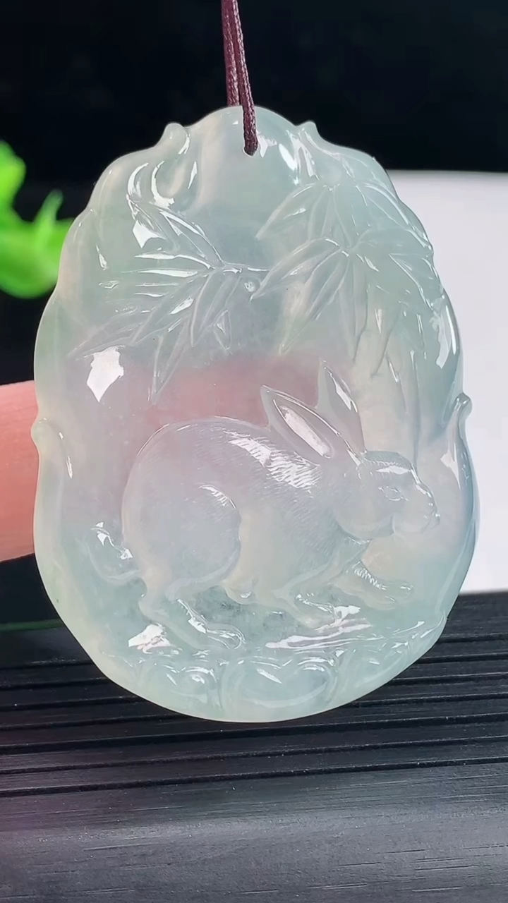 天然A货翡翠生肖兔吊坠，尺寸51.6-38.6-5.8重量:22.75g
5月9日