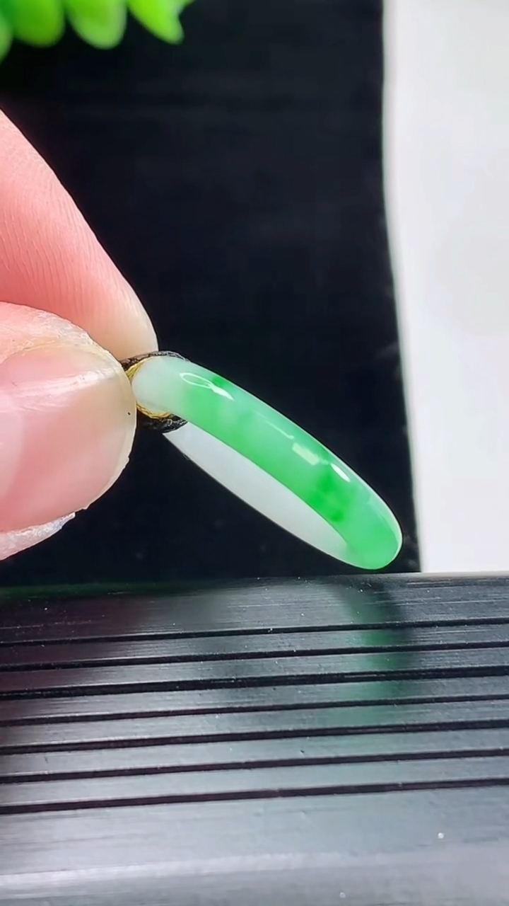 天然A货翡翠玉指环 戒指，尺寸17.3-3.6-3.5重量:2.29g2026年5月9日
工厂直销收藏佳品,种好水足，色泽均匀，有种有色，上手高大气！