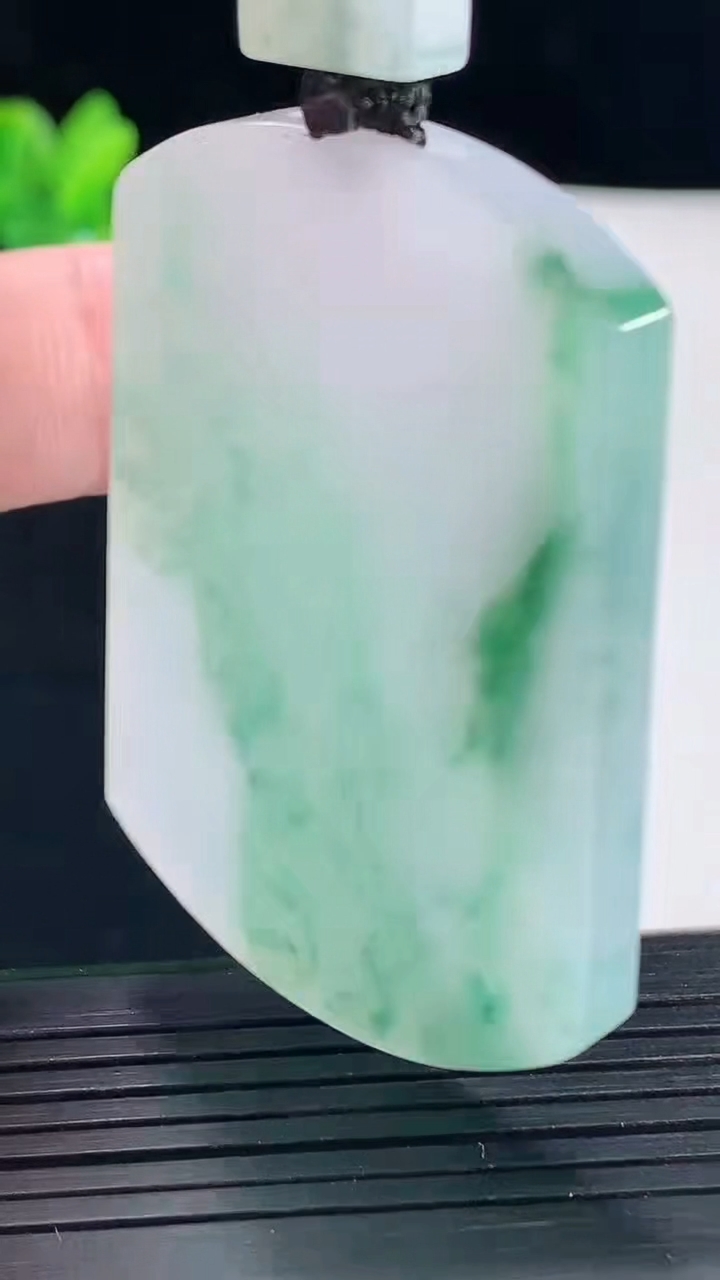 天然A货翡翠飘花仿古无事牌吊坠，尺寸51-36-5.2重量:34.27g
5月9日