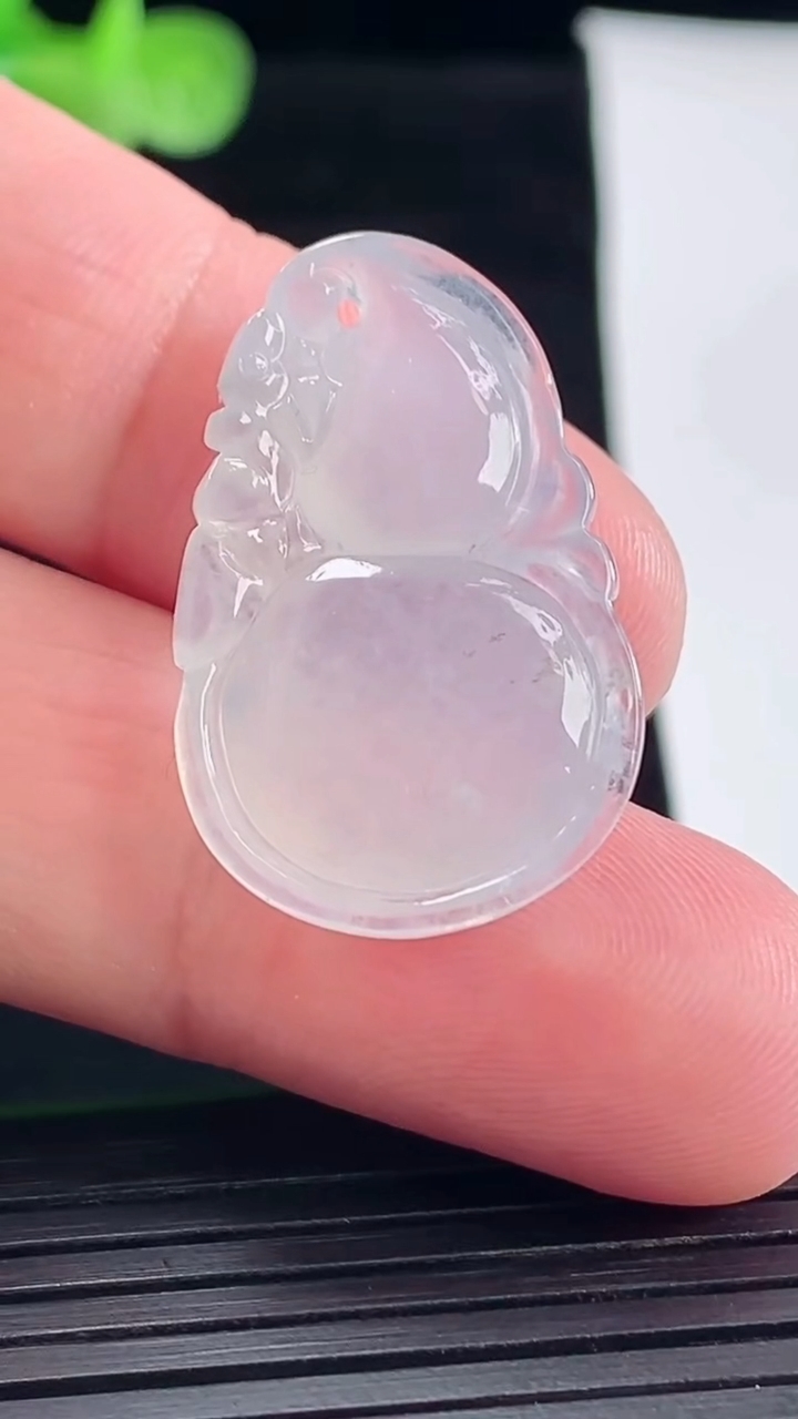 天然A货翡翠葫芦吊坠，尺寸29.5-19-6重量:5.00g
5月9日
