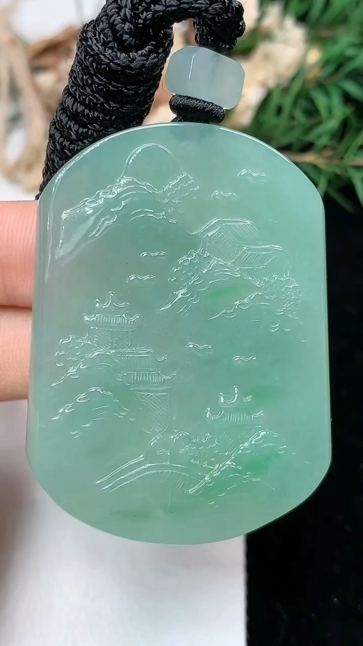 天然A货翡翠山水牌吊坠，尺寸49.2-36.7-5.6，重量:30.19g
5月9日