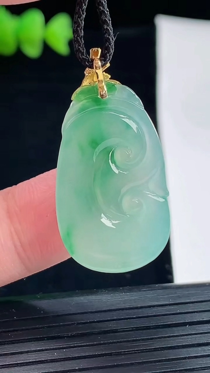天然A货翡翠如意吊坠，尺寸28-18-5重量:5.14g
5月9日