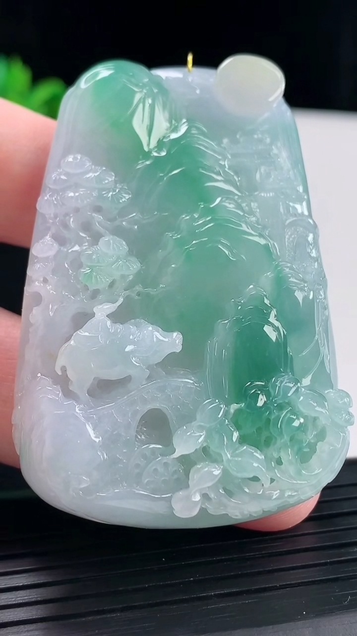 天然A货翡翠山水牌吊坠，尺寸60-41-11重量:58.46g
5月9日