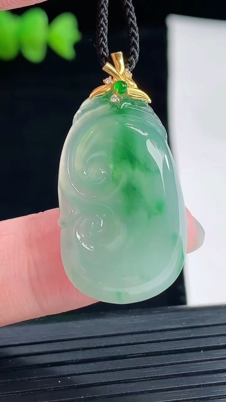 天然A货翡翠如意吊坠，尺寸28-18-5重量:5.14g
5月9日