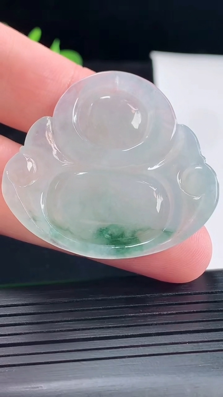 天然A货翡翠飘花佛公吊坠，尺寸38-42-6重量:13.59g
5月9日