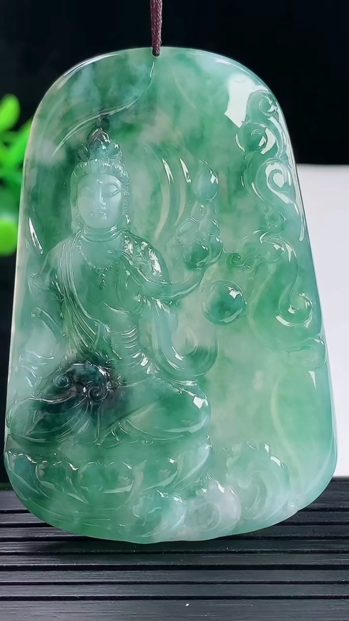 天然A货翡翠大势至菩萨吊坠，尺寸66-45-4.5重量:35.70g
5月9日