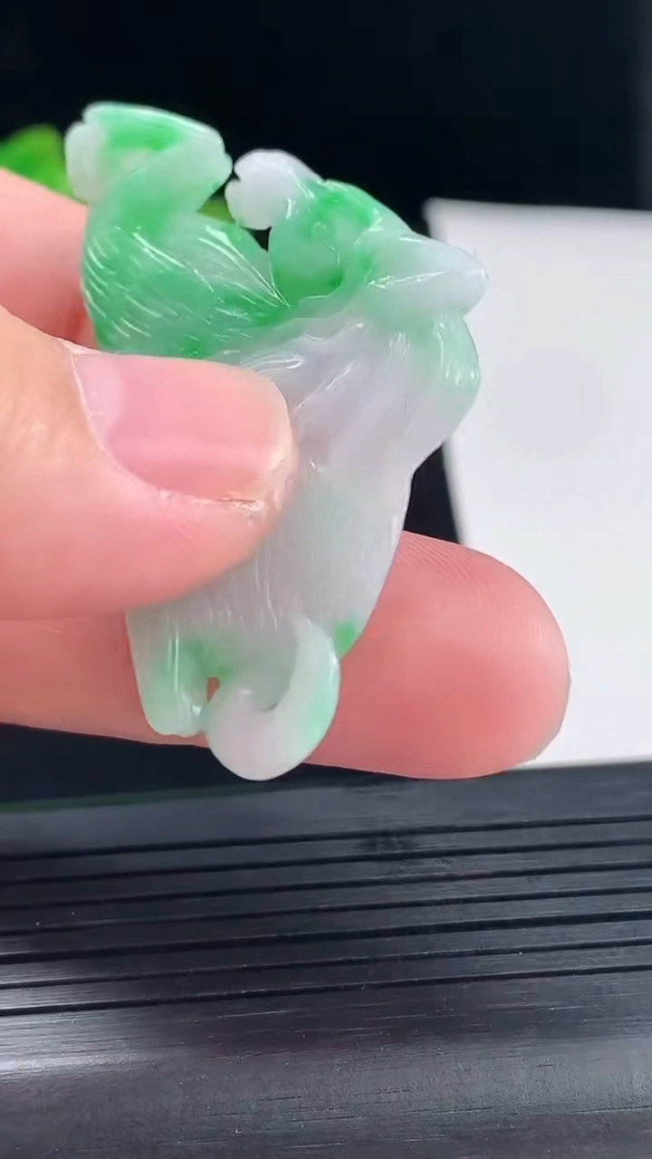 天然A货翡翠生肖马吊坠，尺寸50-29-4重量:9.90g
5月9日