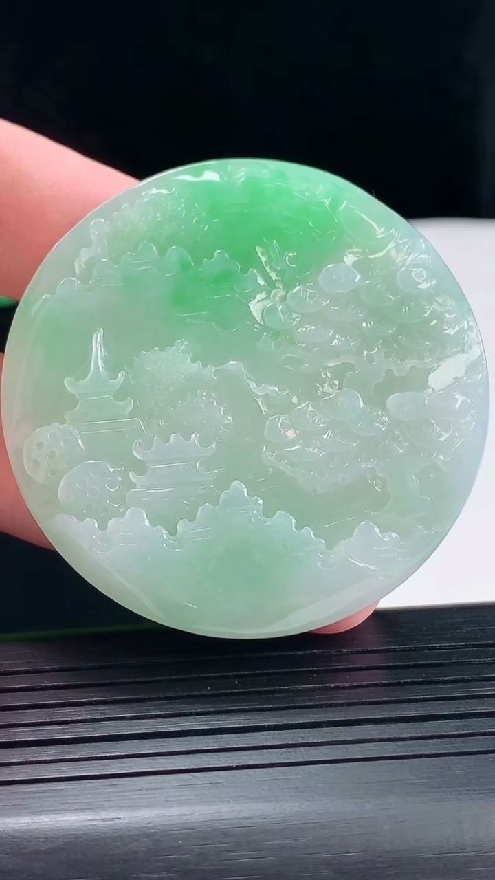天然A货翡翠山水牌吊坠，尺寸53-5.5重量:37.65g
5月9日