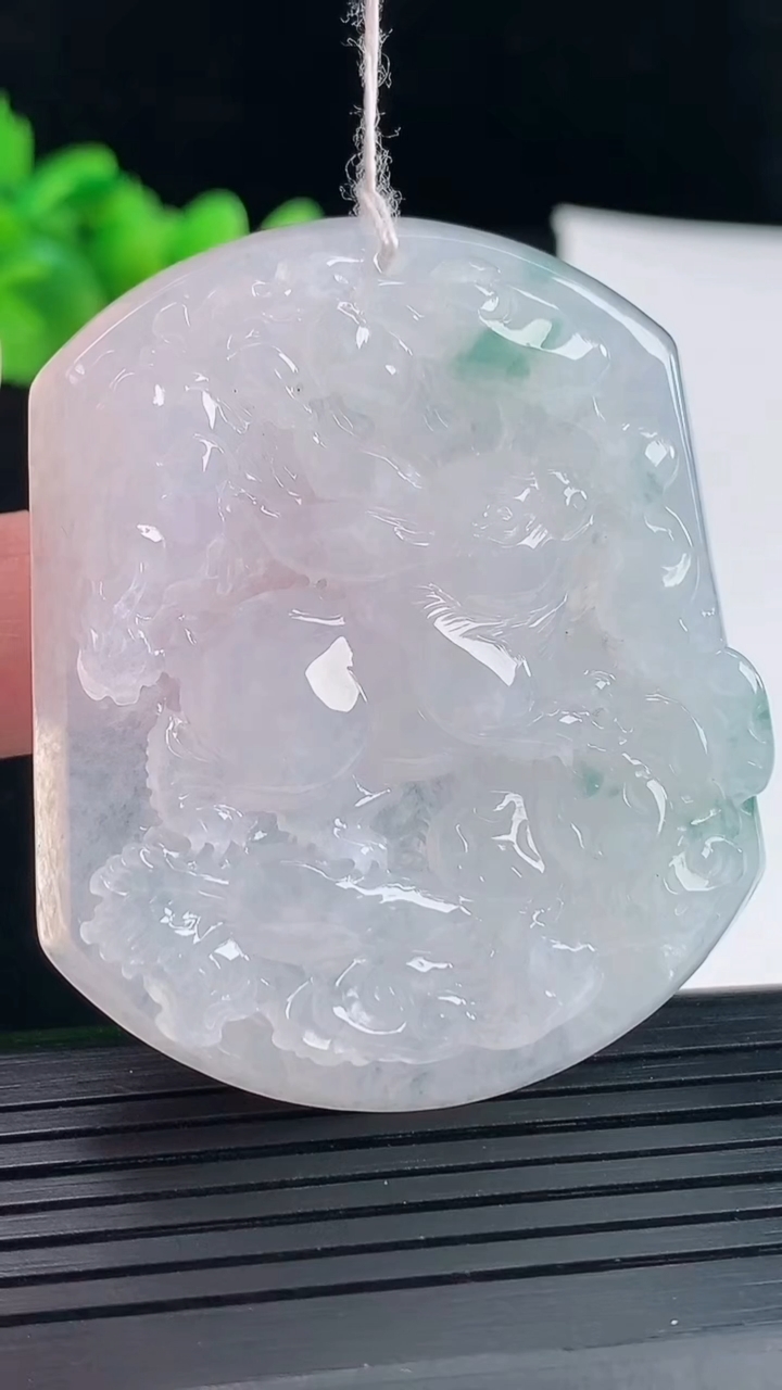 天然A货翡翠飘花生肖兔吊坠，尺寸53.2-44-5.5重量:32.17g
5月9日
