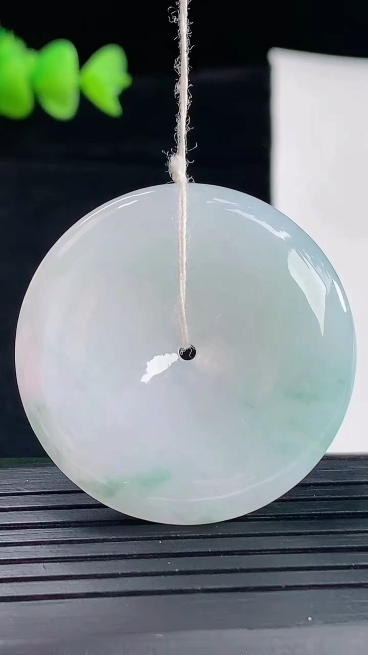 天然A货翡翠飘花平安扣吊坠，尺寸36-5.8重量:16.24g
5月9日