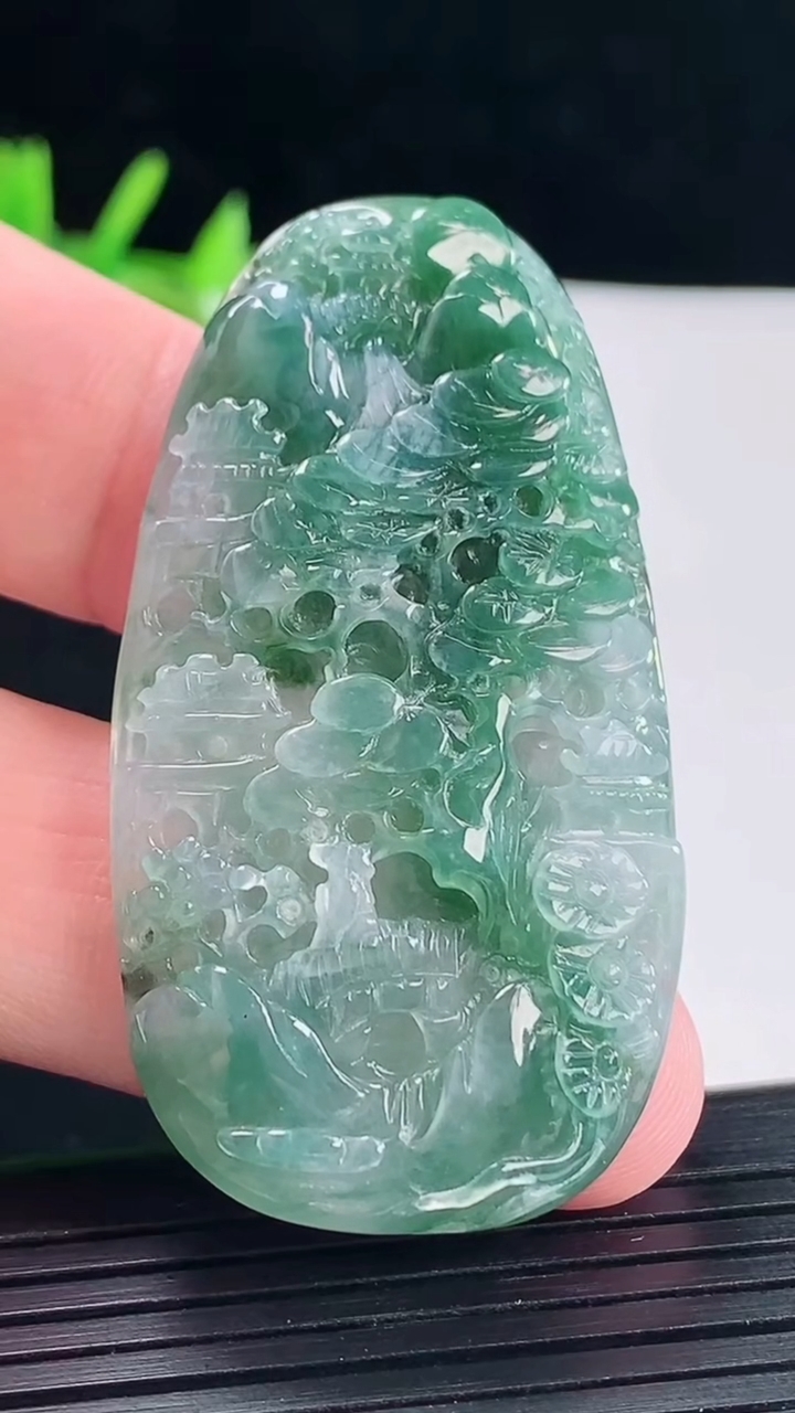 天然A货翡翠牌吊坠，尺寸53.5-28-7重量:19.43g
5月9日