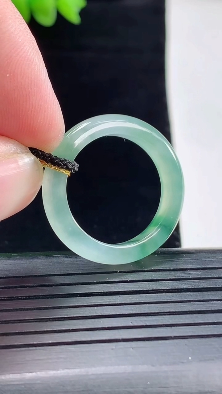天然A货翡翠冰种飘花玉指环 戒指，尺寸19.6-4.2-3.5重量:3.39g2026年5月9日
工厂直销收藏佳品,种好水足，色泽均匀，有种有色，上手高大气！
