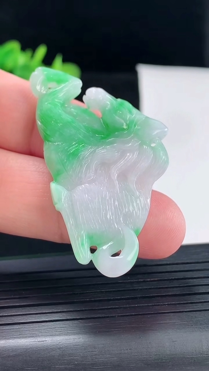 天然A货翡翠生肖马吊坠，尺寸50-29-4重量:9.90g
5月9日