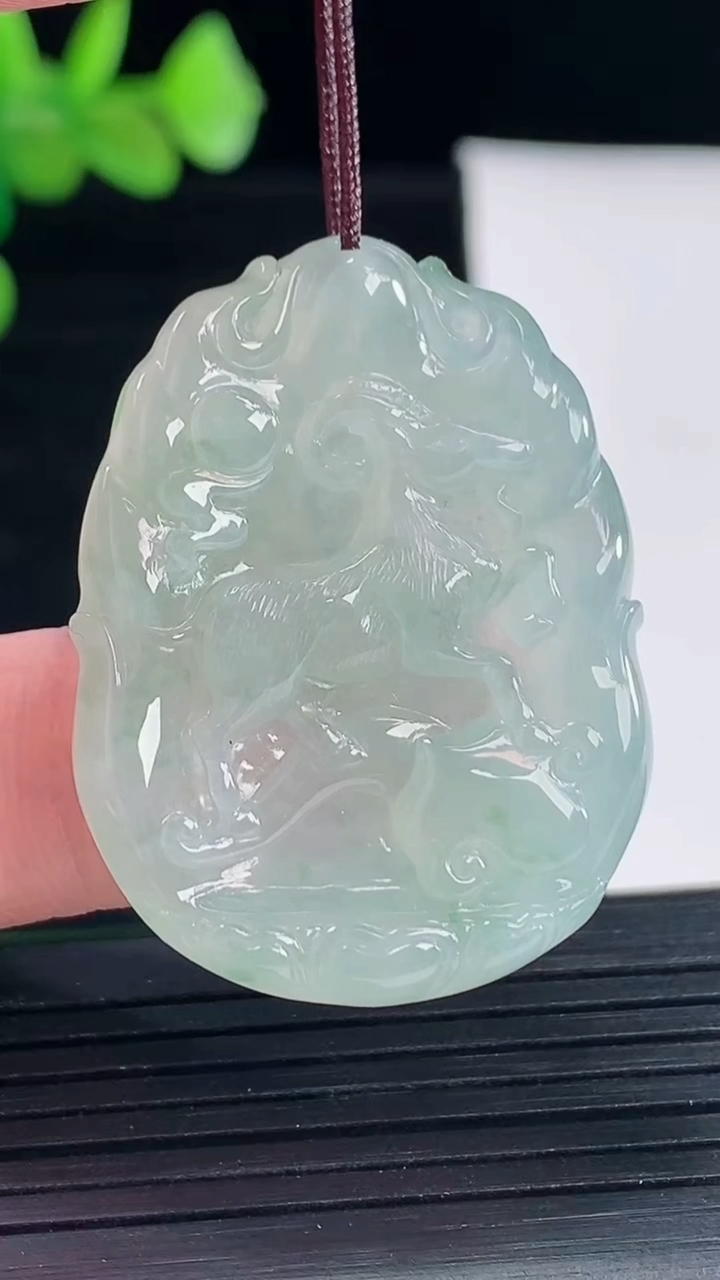 天然A货翡翠生肖羊吊坠，尺寸37-28-5.6重量:12.10g
5月9日