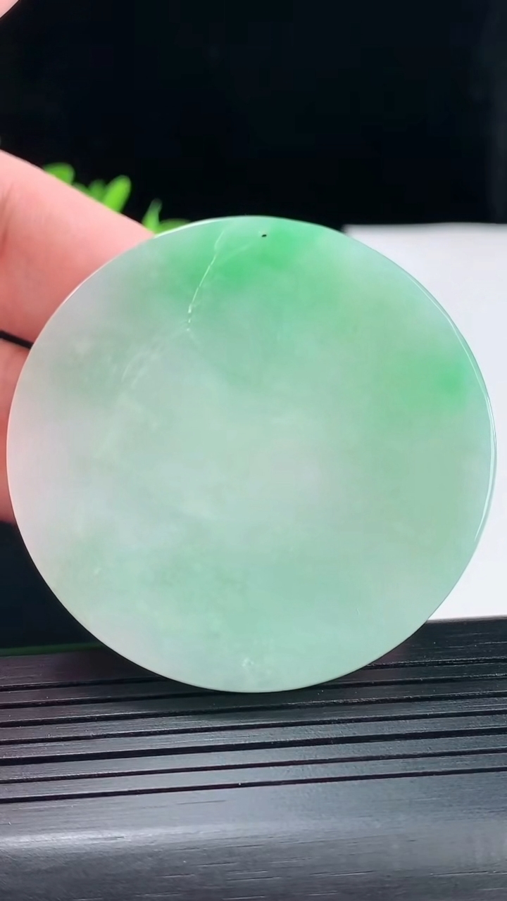 天然A货翡翠山水牌吊坠，尺寸53-5.5重量:37.65g
5月9日