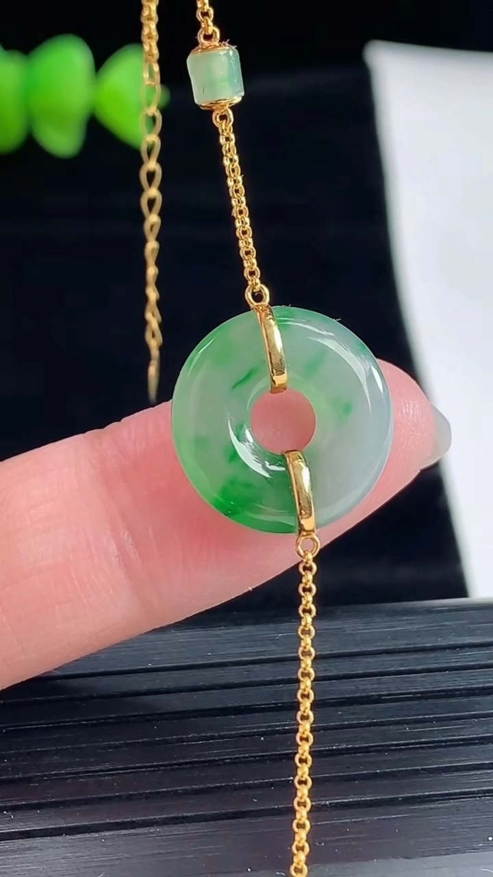 天然A货翡翠平安环手链，尺寸15-3.5重量:2.15g
5月9日