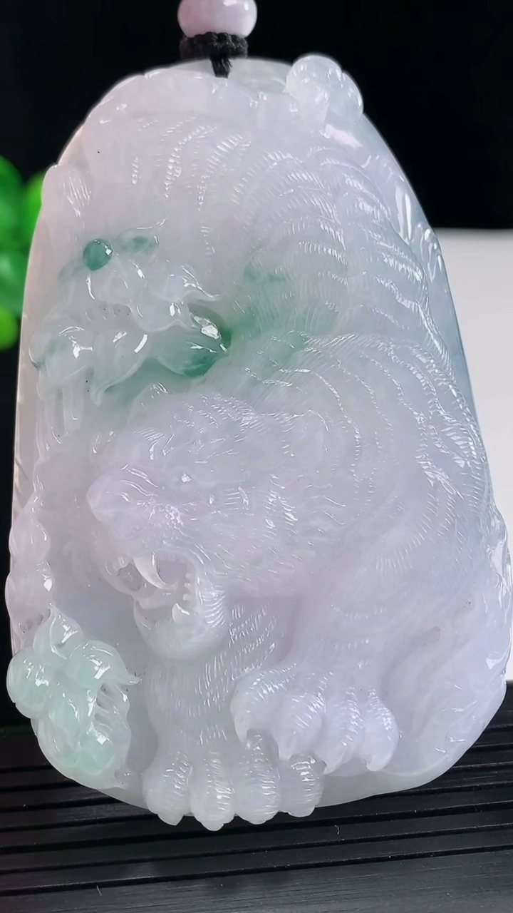 天然A货翡翠飘花生肖虎吊坠，尺寸75-49-11重量:86.54g
5月9日