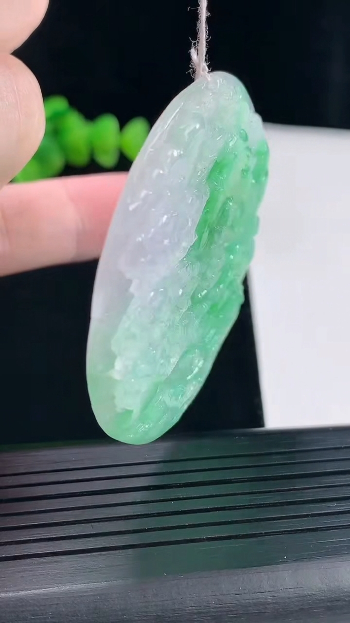 天然A货翡翠山水牌吊坠，尺寸52-4.8重量:24.34g
5月9日