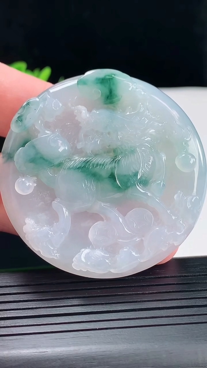 天然A货翡翠飘花麒麟吊坠，尺寸52.8-5.2重量:33.20g
5月9日